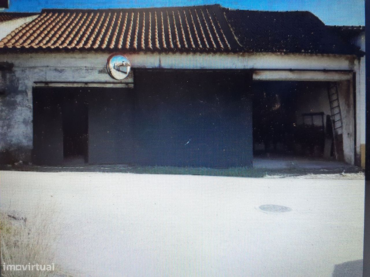 Armazém no centro da aldeia convertido em adega e garagem. - Grande imagem: 1/12