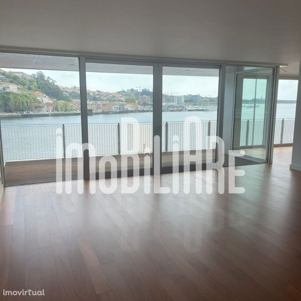Excelente apartamento T5, com vista panorâmica sobre o Rio Douro