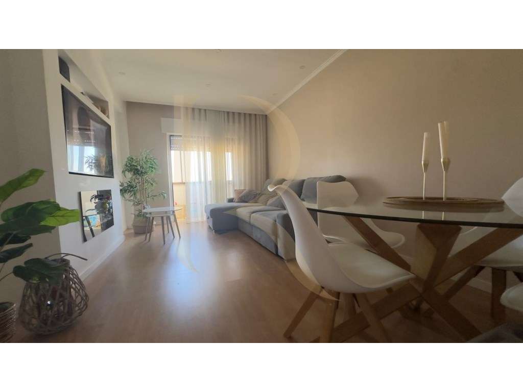 Apartamento T3 com elevador, marquise e arrecadação no Fogueteiro-6