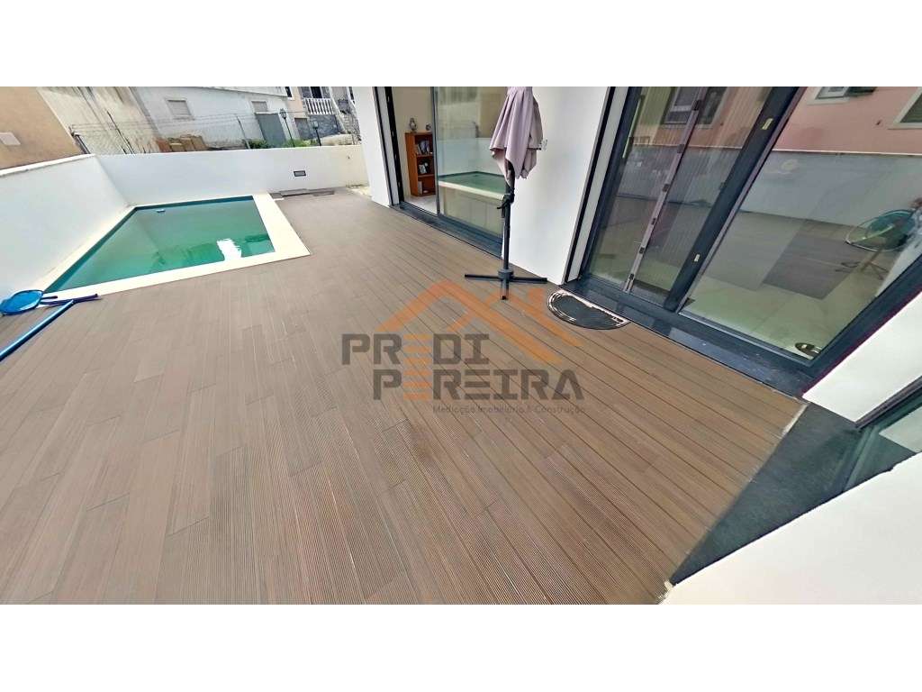 Moradia T3, situada no Casal da Silveira, em Famões-14