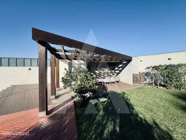 Moradia imponente com traça centenária, com piscina e jardim - Grande imagem: 5/31