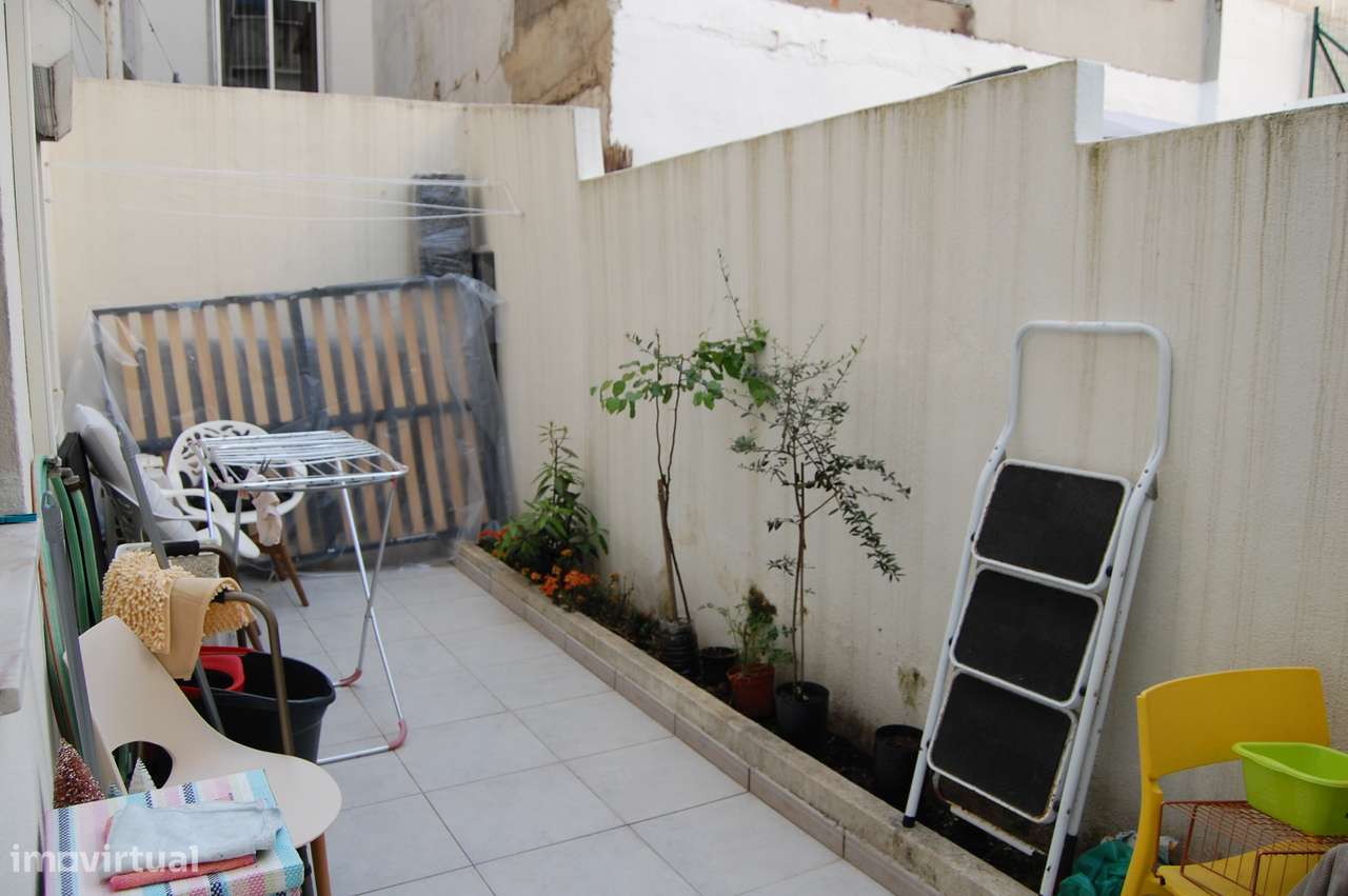 T2 com terraço no Bairro Rêgo em Lisboa-12