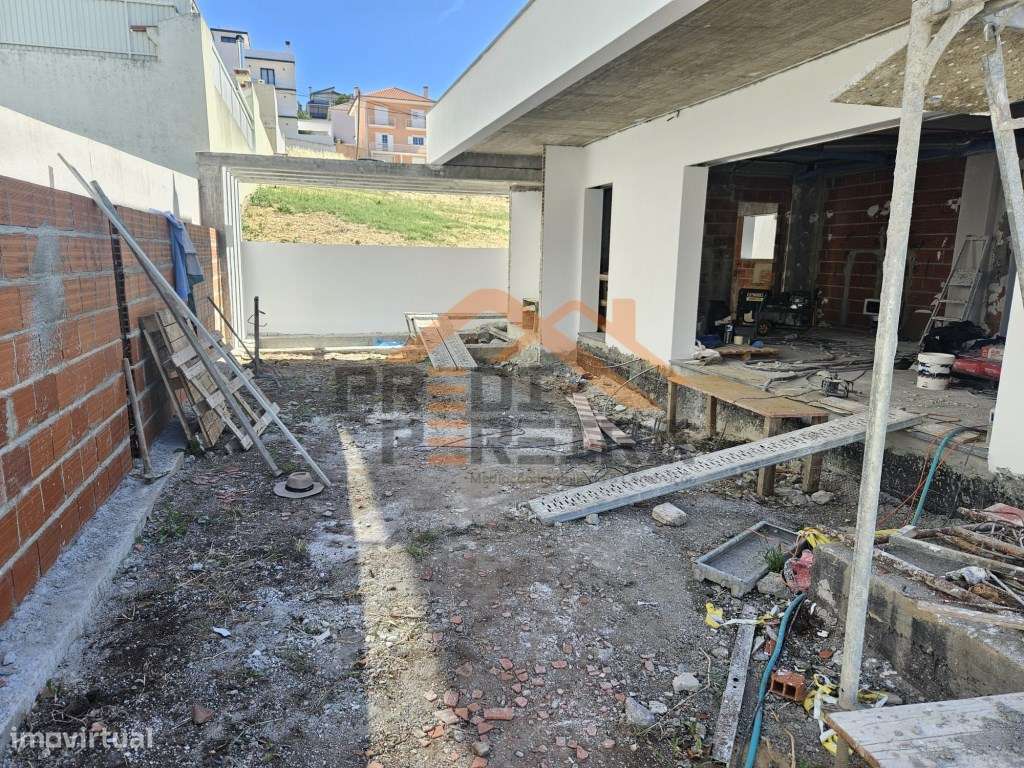 Moradia T4 em fase de construção, situada no Bairro Casal São Sebas...-15