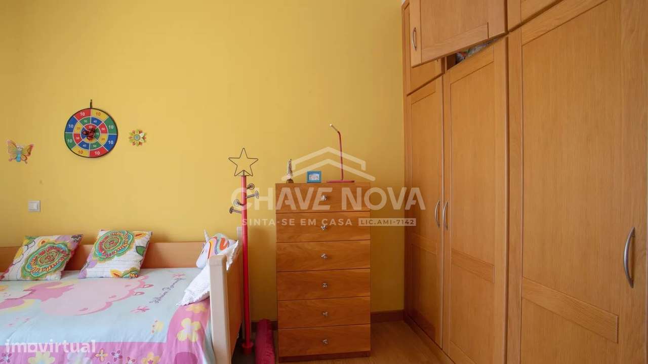 Moradia T4 Térrea de 4 Frentes com Amplo Terreno, Cave e Garagem-16