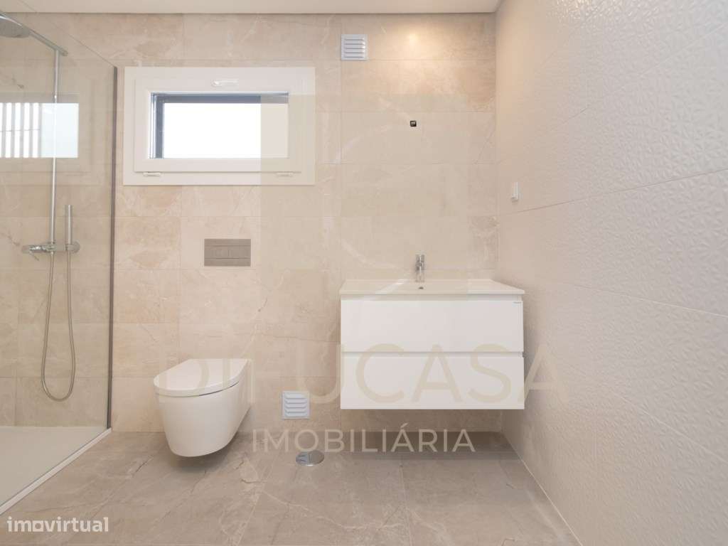 R268 Moradia Duplex - Localizada no centro de Fernão Ferro-37