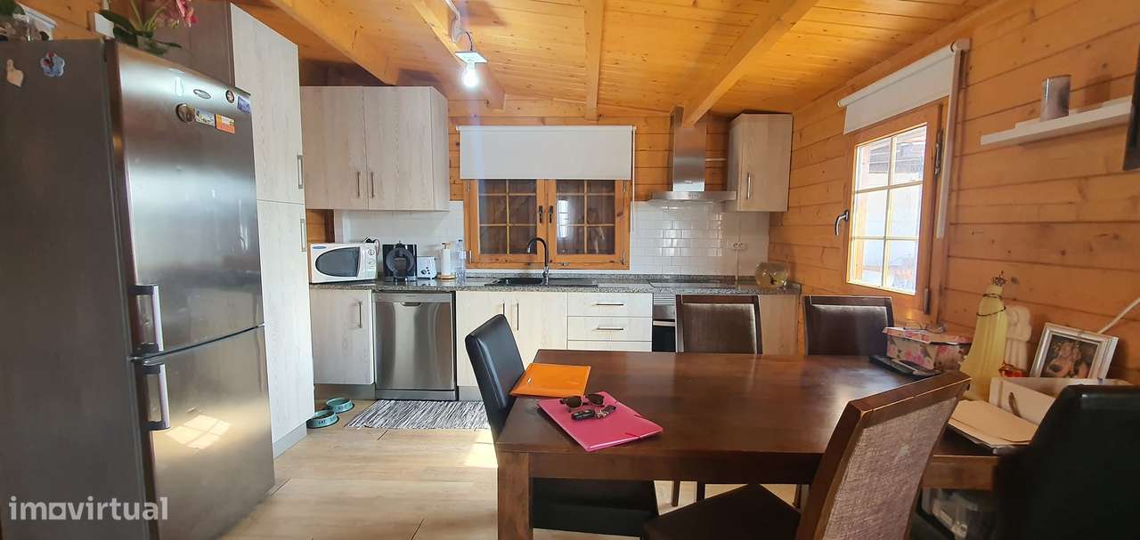 Lindíssima Moradia em Madeira inserida num terreno de 540m2 garagem-20