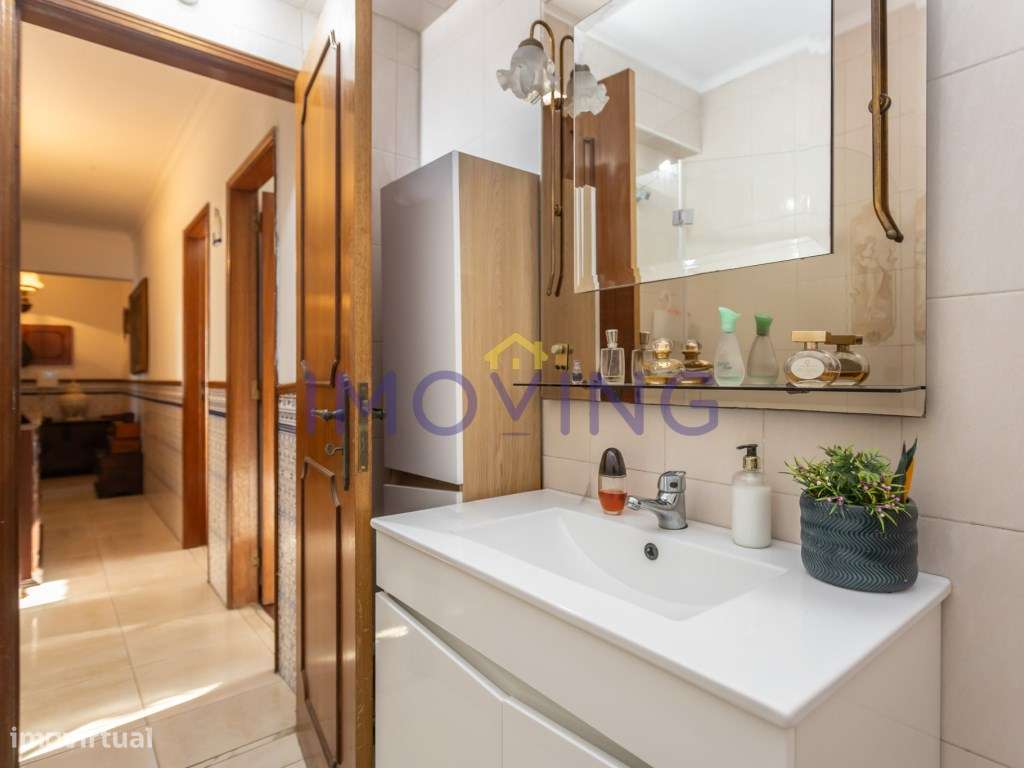 Apartamento T2 com parqueamento e arrecadação no Barreiro-16