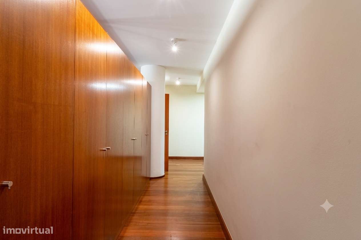 Apartamento T5 com 4 casas de banho e garagem-32