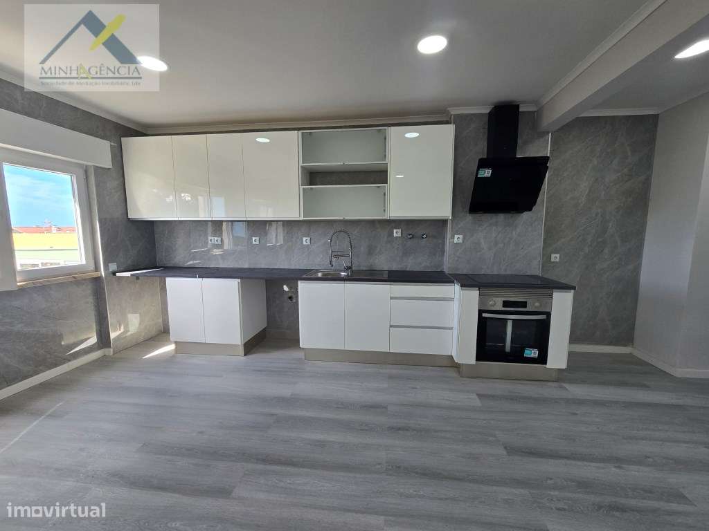 Apartamento T2 remodelado com arrecadação em Setúbal-3