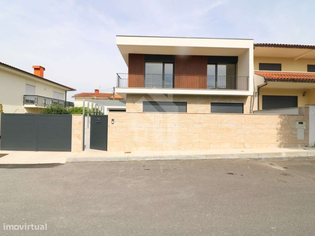 Venda De Moradia Geminada T4 Nova Em Palmeira Braga
