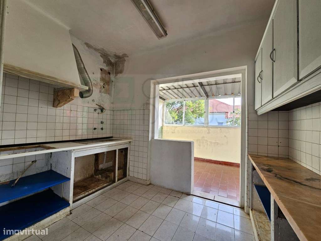 Prédio com Comércio e 2 apartamentos, em Mem Martins, Sintra-39
