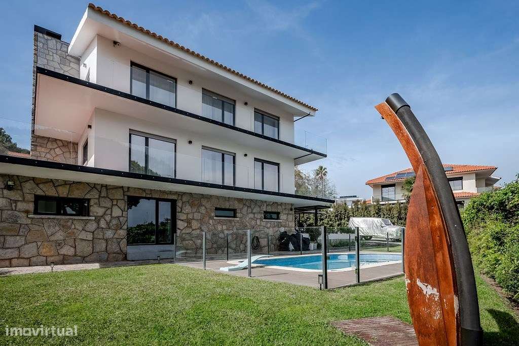 Moradia Elegante em Cascais com Jardim, Piscina e Áreas Amplas, para a - Grande imagem: 2/45