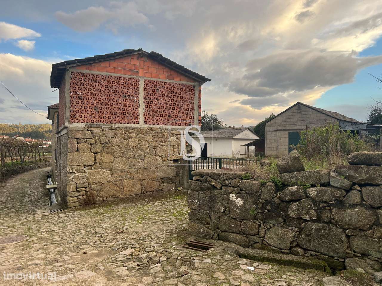 Moradia em Pedra / Casa de Campo inserida num lote de 6000m2-5