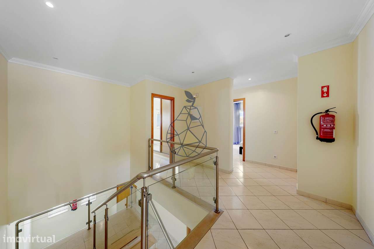Moradia T5 com Piscina Privada, Jardim e 5 Suites em Montechoro, Albuf-39