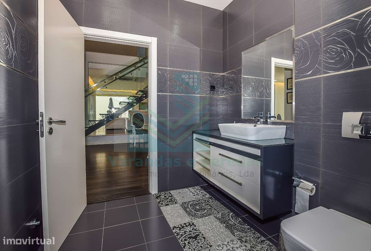 Moradia de luxo T5 com piscina e anexo-16