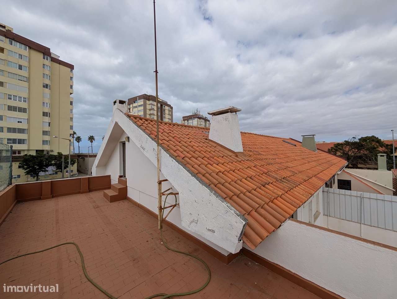 Excelente moradia centro Costa Caparica-25