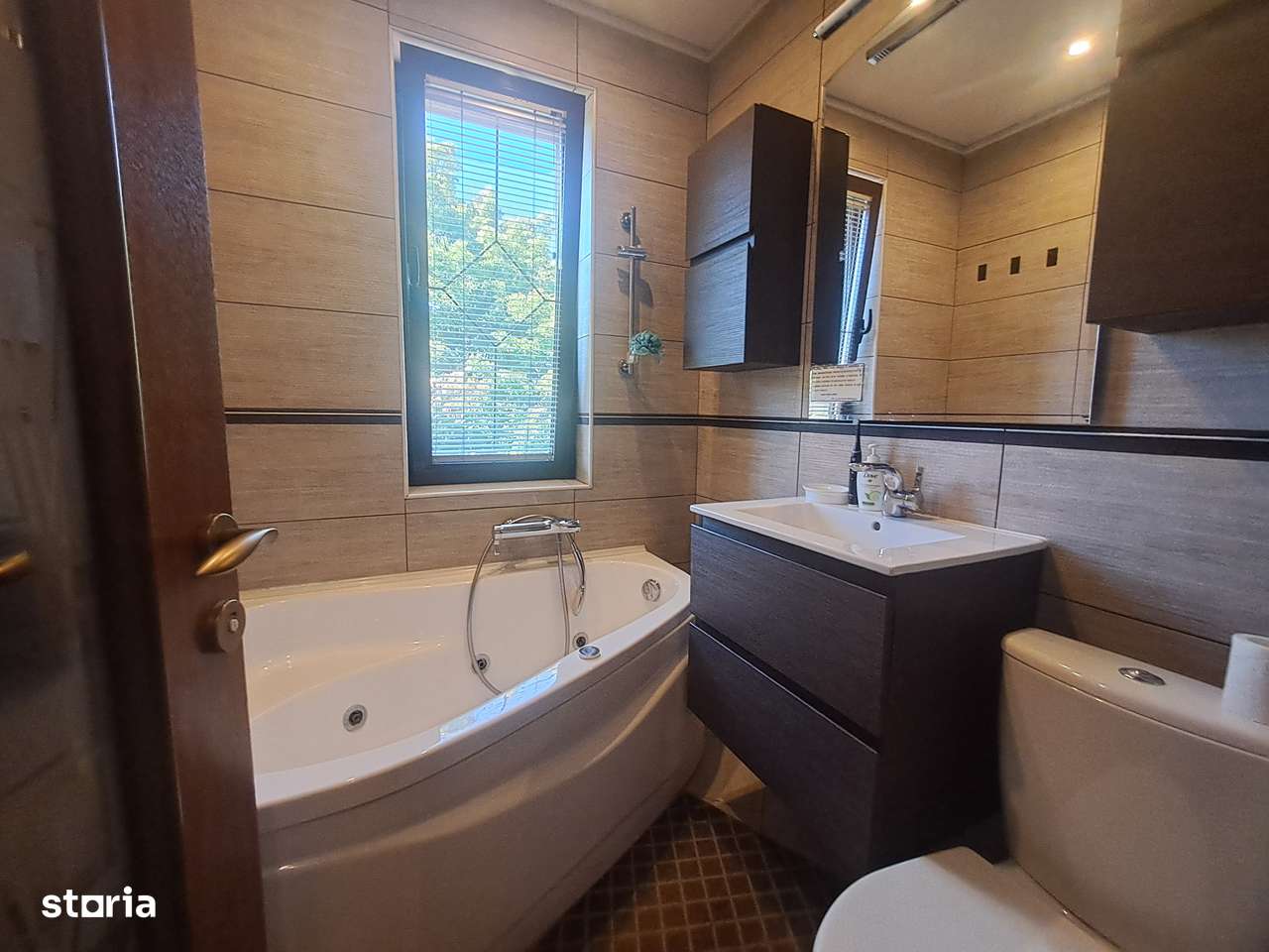 Casa individuala cu piscina. P+1+M. zona foarte buna-12