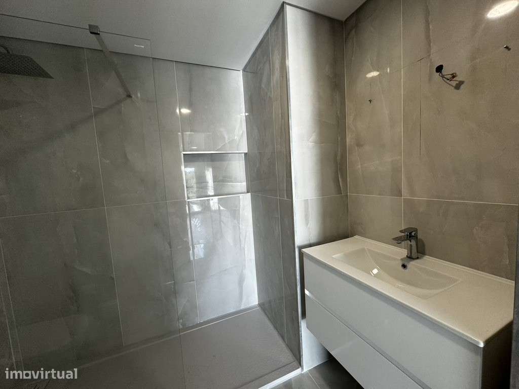 Moradia com 3 Suites, Garagem, Logradouro, Churrasqueira e Piscina-4