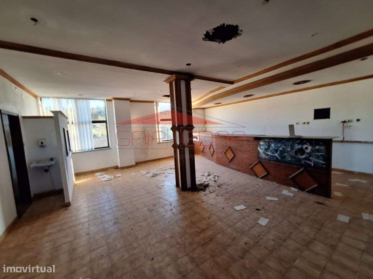 Moradia T4 com garagem e lareira perto das montanhas-11