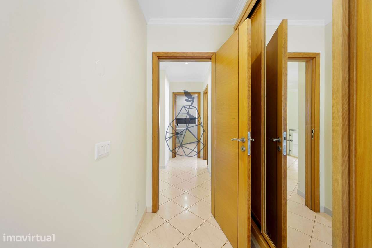 Moradia T5 com Piscina Privada, Jardim e 5 Suites em Montechoro, Albuf-45