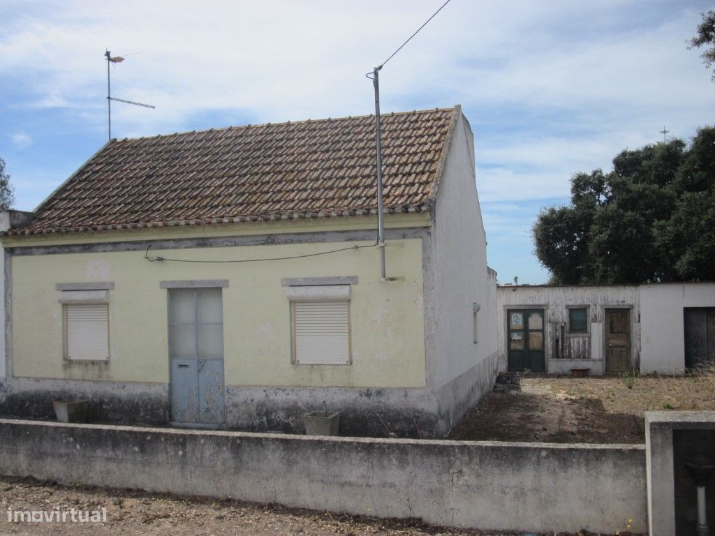 Moradia Isolada com anexos, inserida em Terreno com 5.400m2 - Grande imagem: 1/18