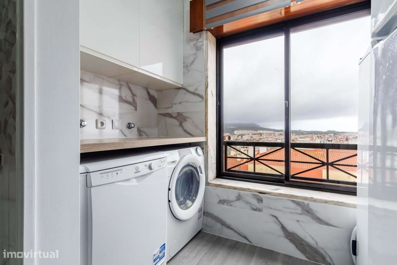 Apartamento T2 Remodelado c/ Lugar de Estacionamento em Mem Martins, S-15