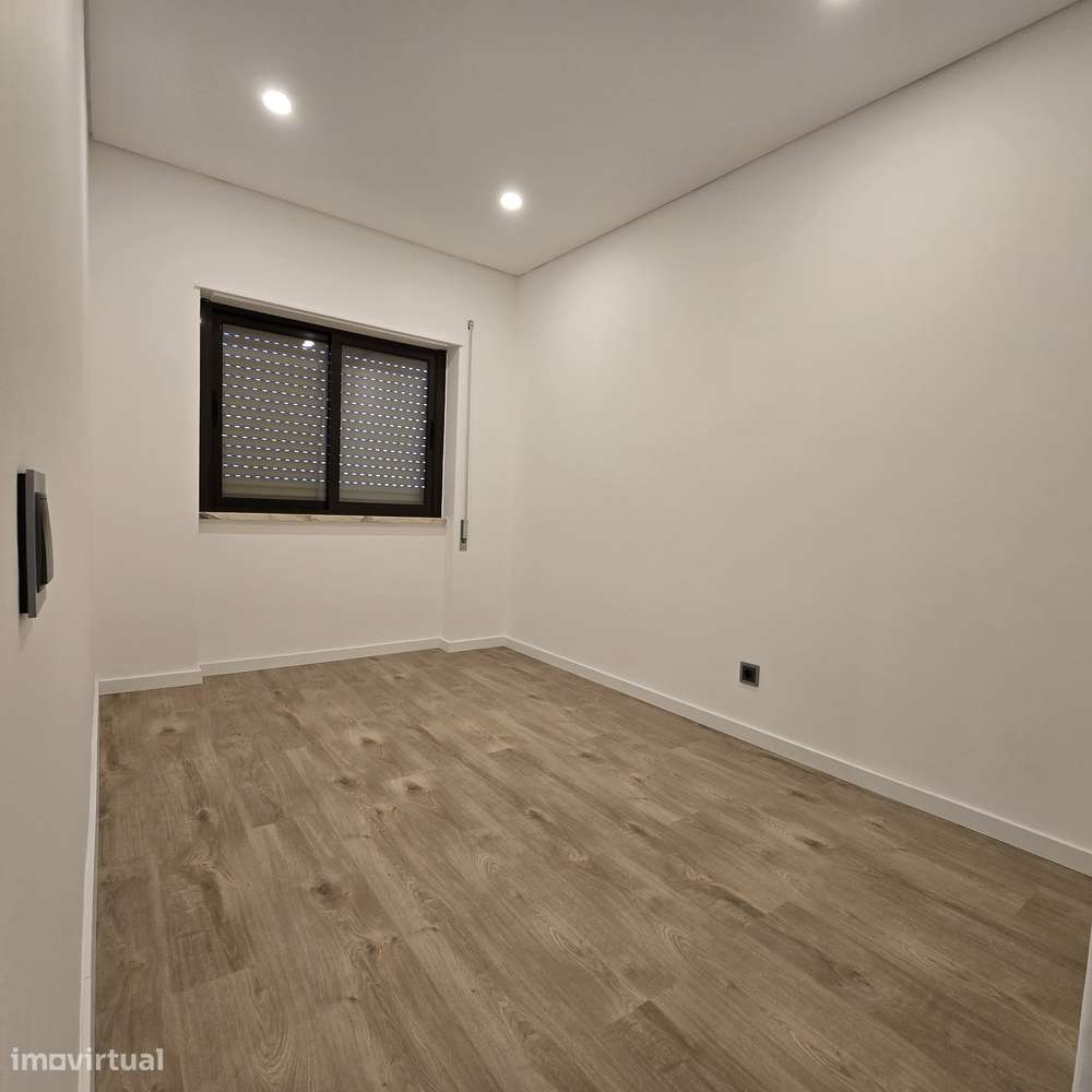 T3 MONTALVÃO Remodelado c/varanda-8