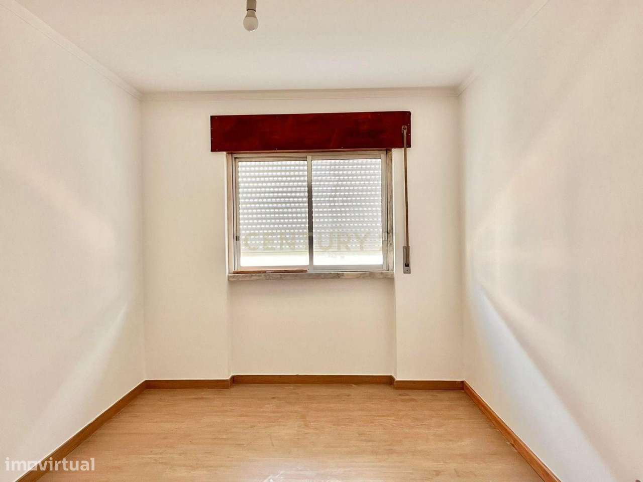 Venda conjunta de apartamento e dois armazéns em Caneças (Ponte da Bic-12