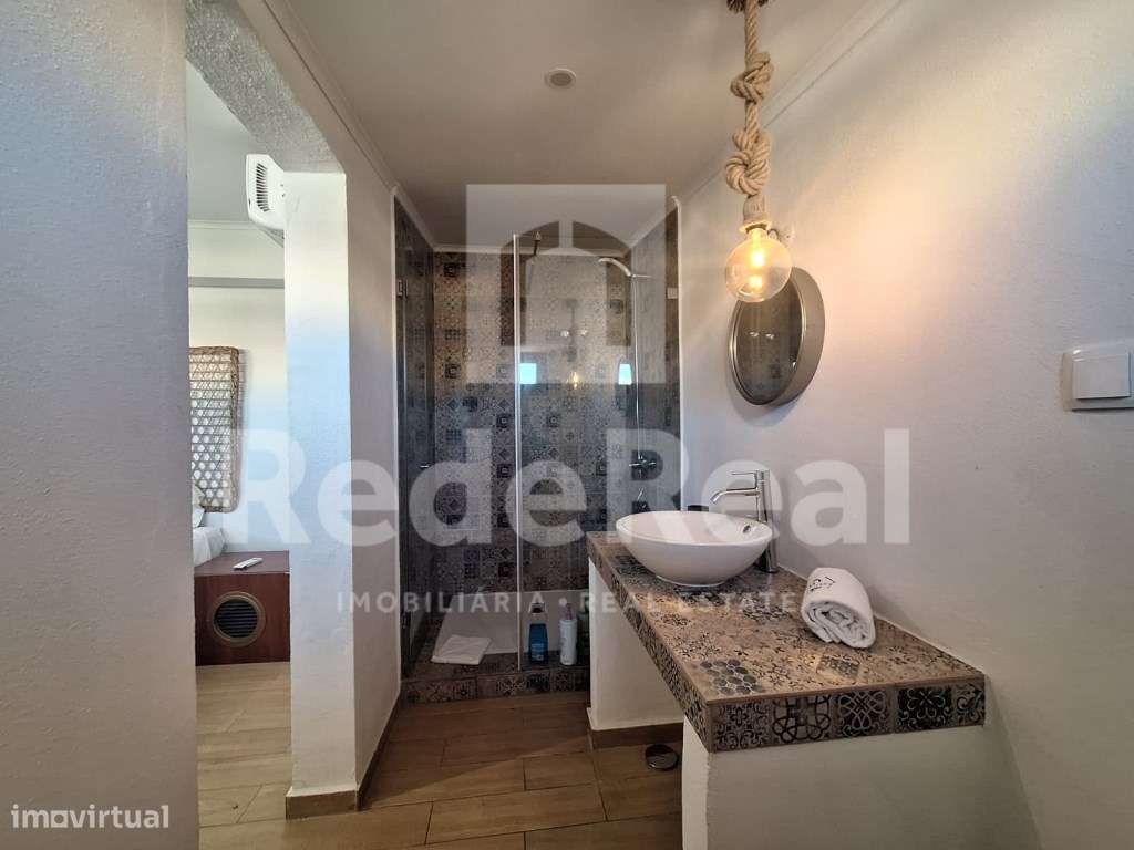 Moradia T3 + 1 com Boas Áreas em Lote de 300 m² - Centro de Albufeira-11