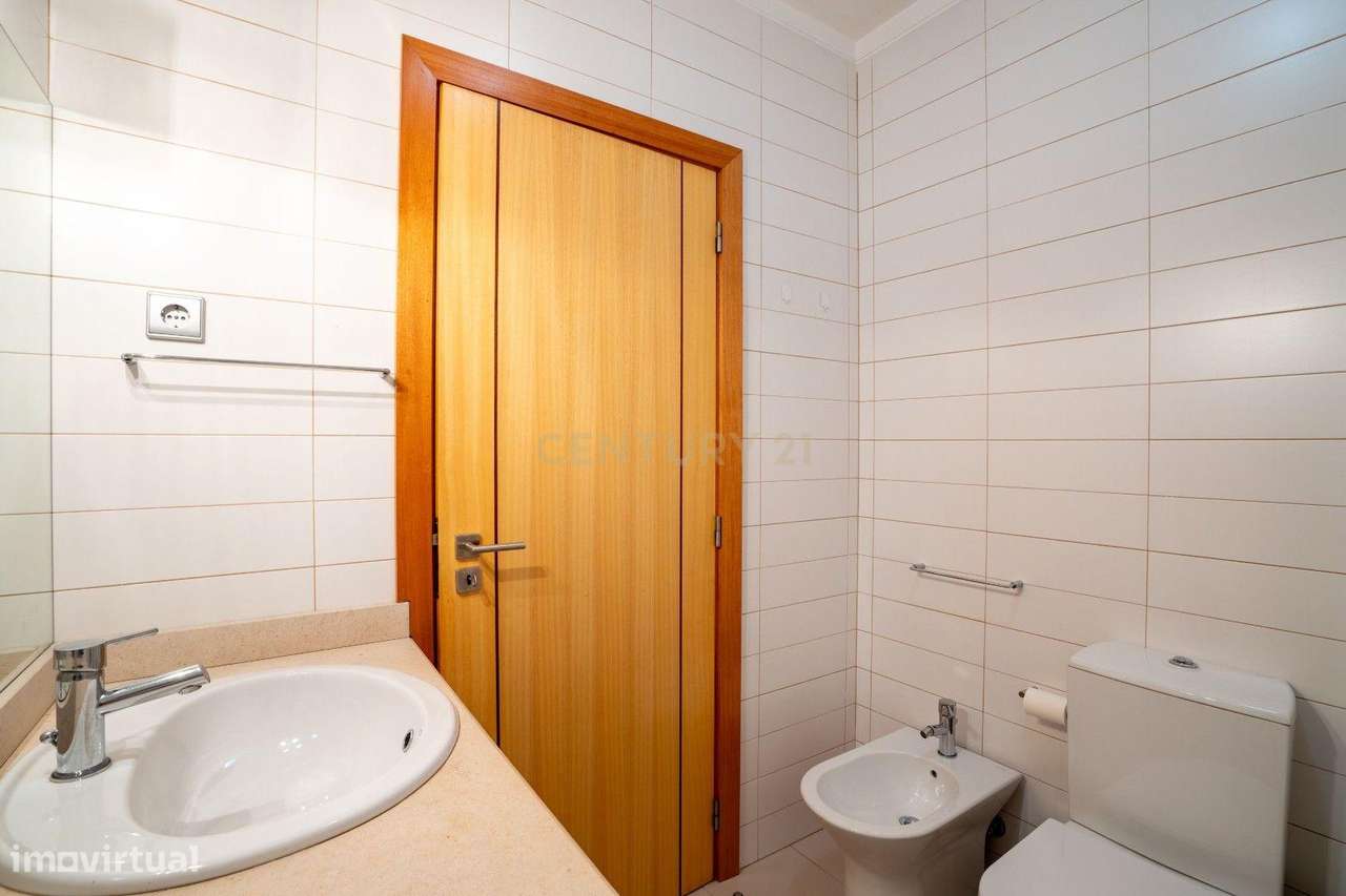 Excelente Apartamento T2 com elevador e garagem-14