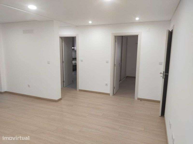 Moradia T2+1 com Logradouro no centro de São João da Talha - Grande imagem: 4/12