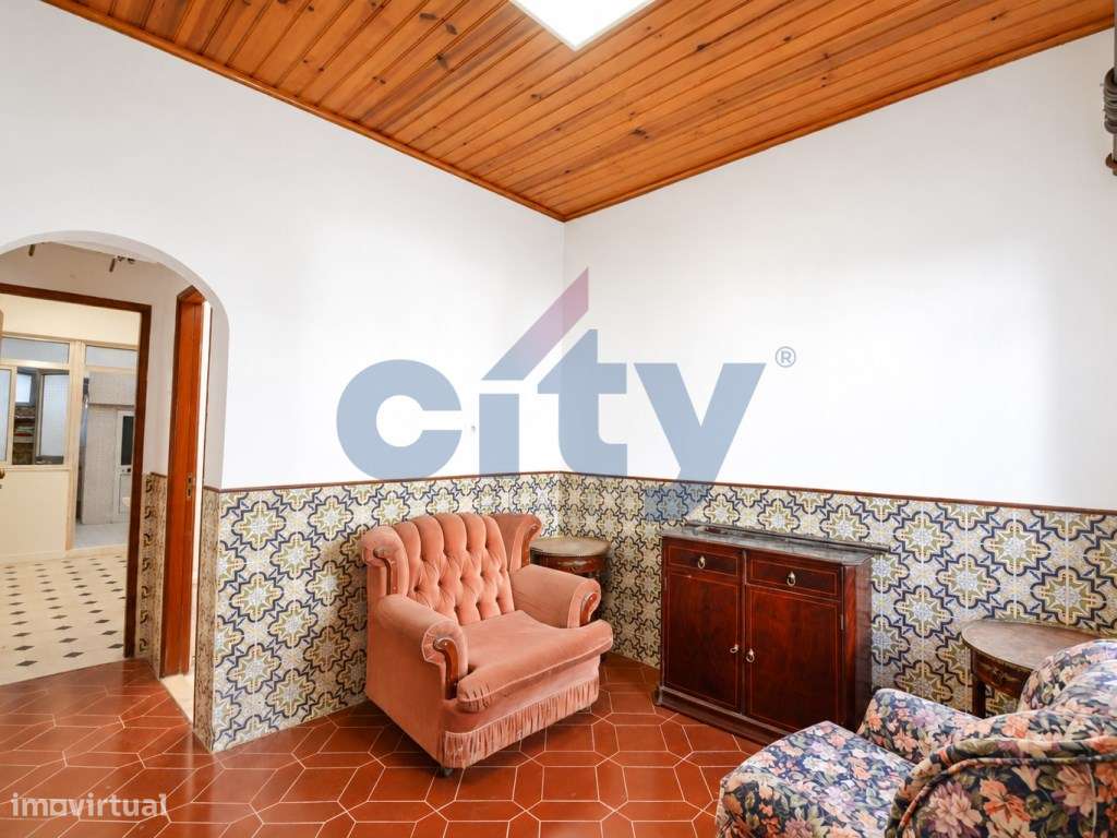 MORADIA EM BANDA , T3 A APENAS 170M DO METRO ODIVELAS-1