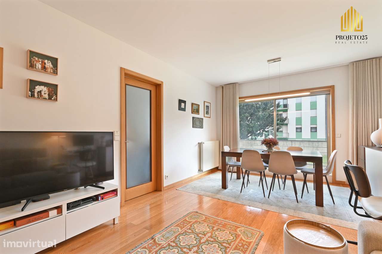 T2 Com Terraço Privativo em Condº Fechado com Piscina Coberta e Jardim-0