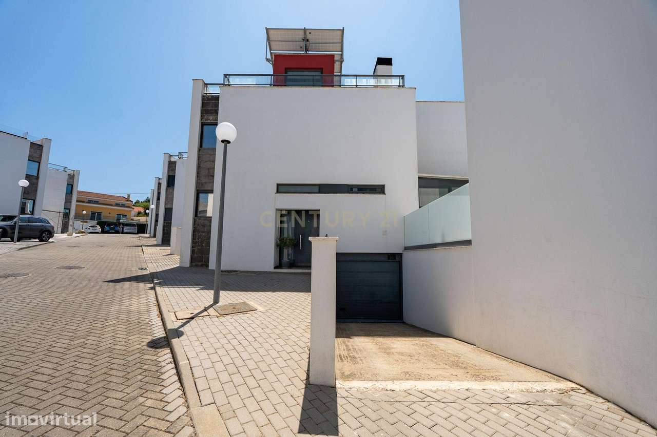 ** Moderna Moradia T4 c/ piscina e rooftop no condomínio privado "Vill-6