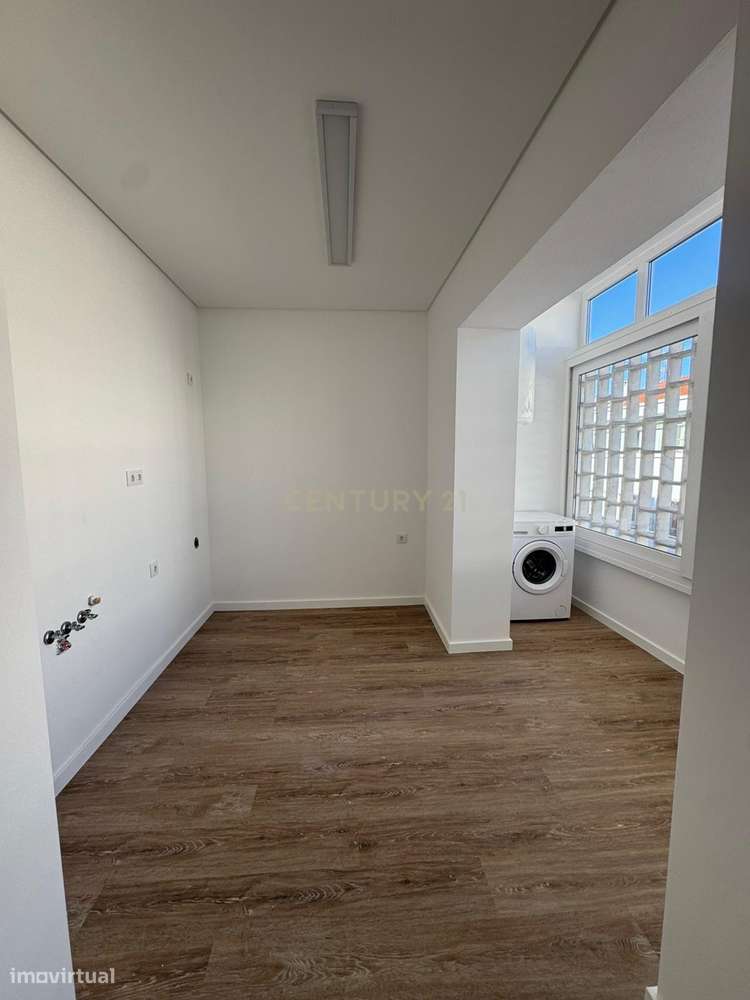 Apartamento T2 Remodelado com varandas a 500m do comboio - Queluz - Grande imagem: 5/16
