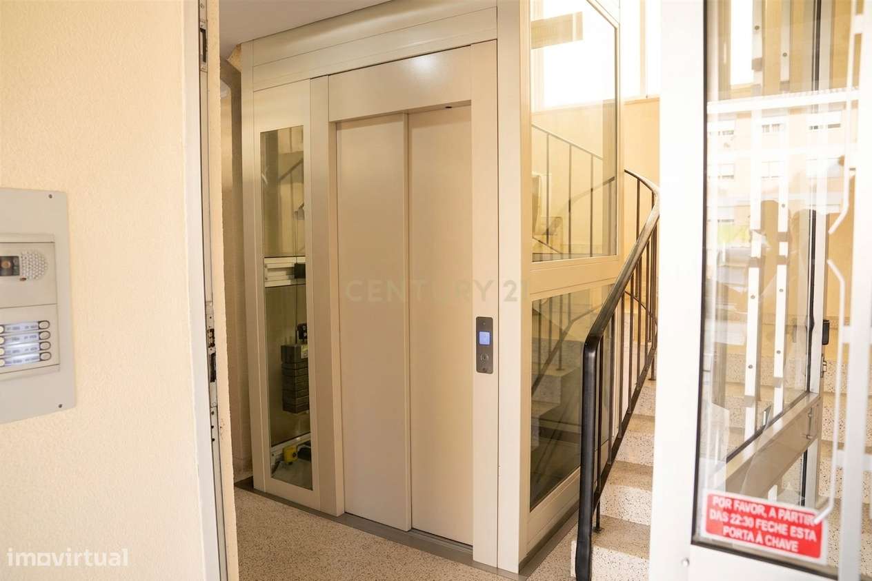 Apartamento T3 em Valbom | Garagem | Arrumos | Excelente Exposição Sol-8