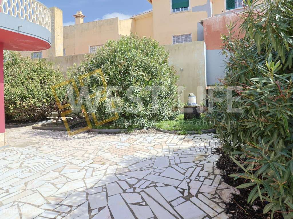 Moradia T5 com traços típicos dos anos 60 - Jardim e terraço com vi... - Grande imagem: 5/37