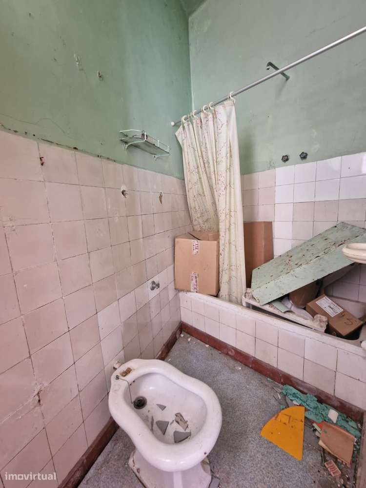 Moradia de dois pisos para remodelar - centro da Amadora-21
