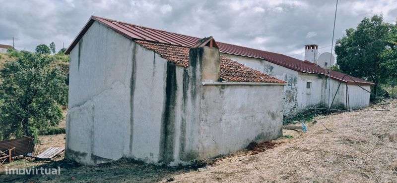 Moradia inserida em terreno de 3.700 m². - Grande imagem: 4/12