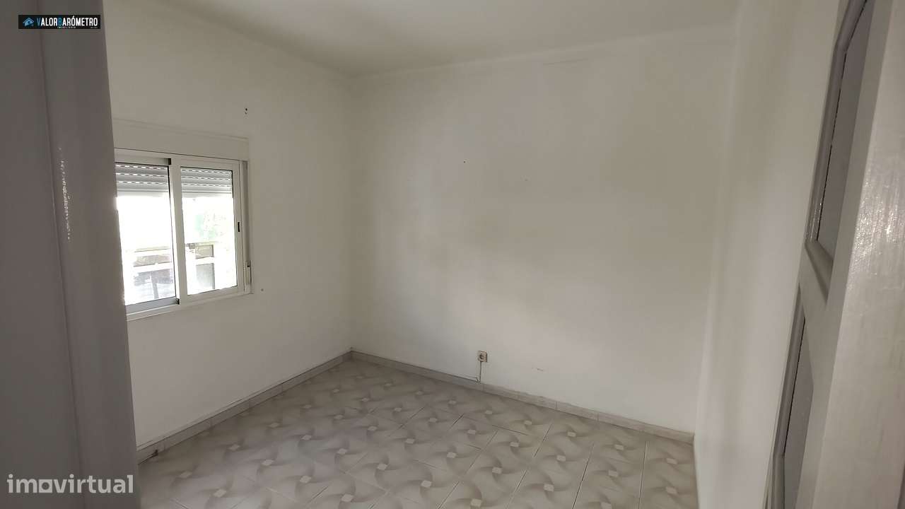 Prédio T5 com logradouro e arrumos-8