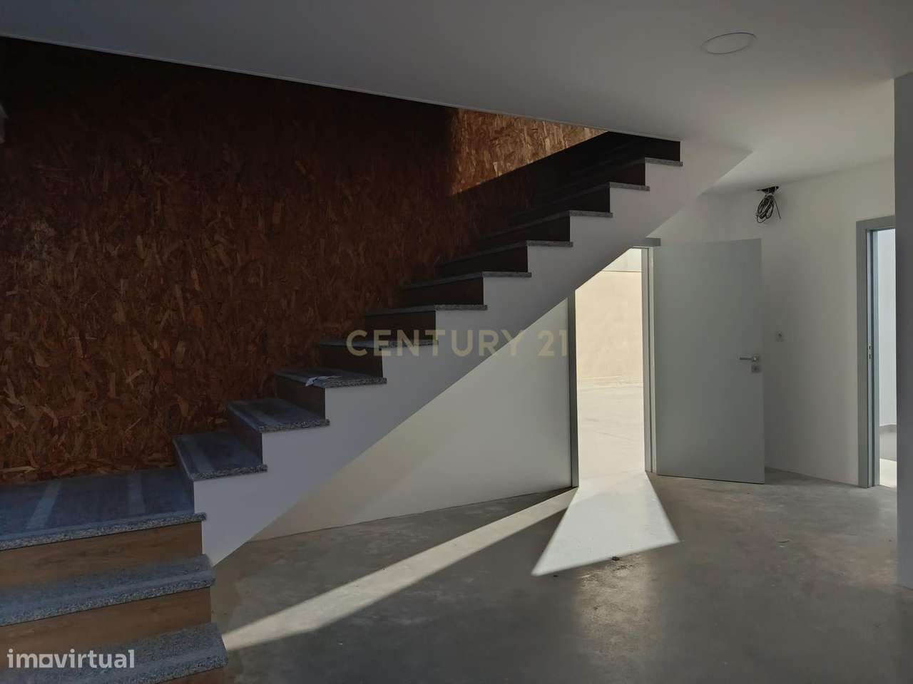 Pavilhão Comercial à Venda no Centro Empresarial de Paredes - Grande imagem: 3/18