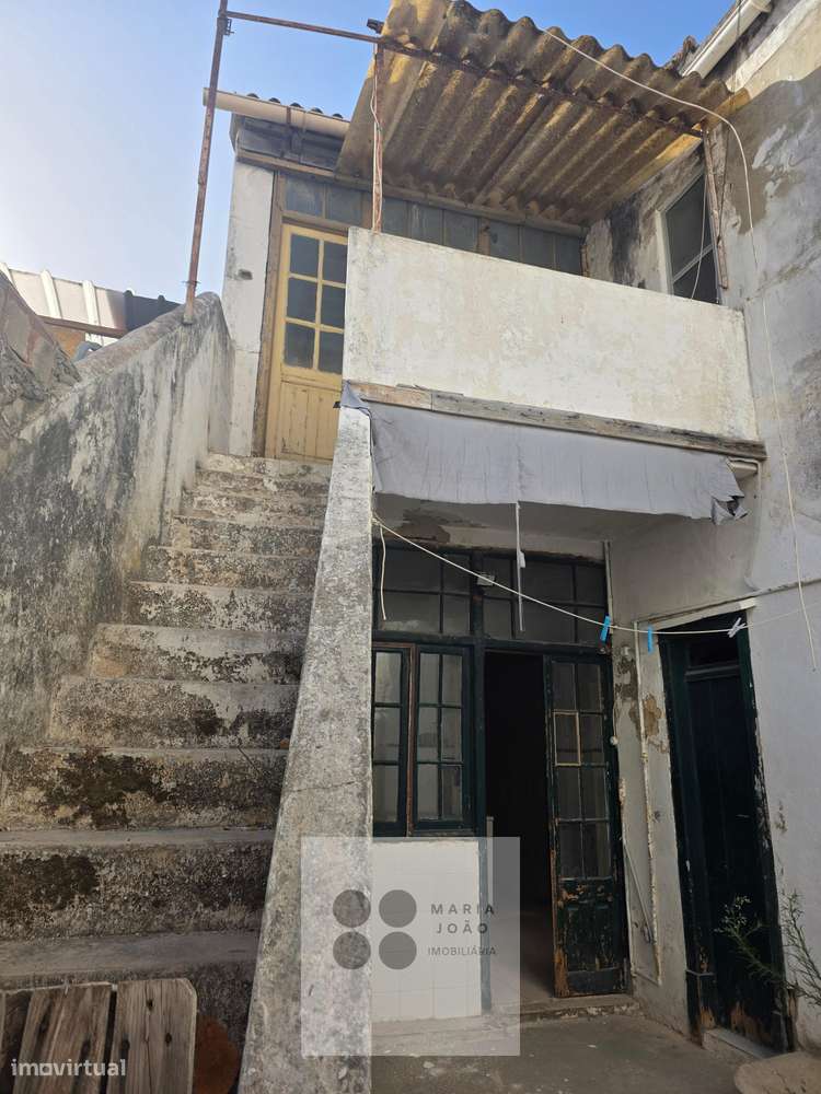 Prédio no Centro de Alhandra, junto á zona Ribeirinha!-12