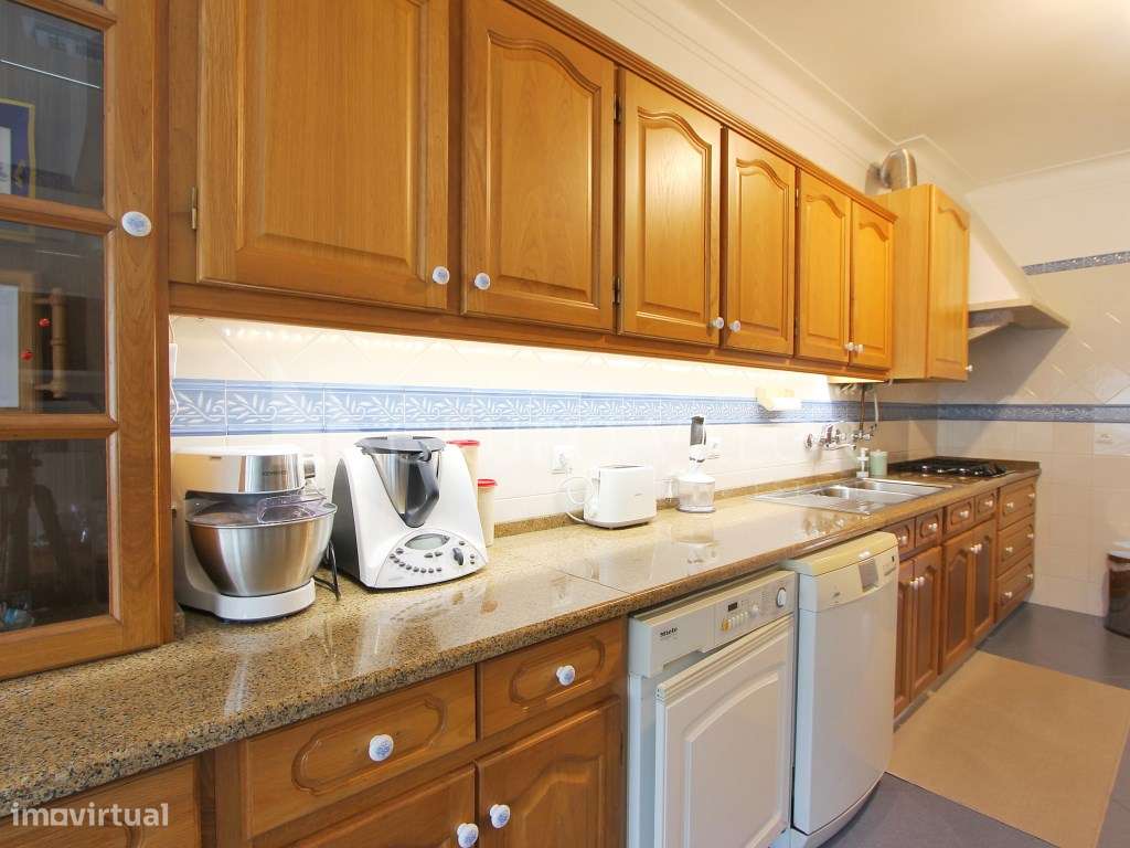 Moradia T4 com Garagem e Logradouro de 200m2 - Algueirão Mem Martins-8