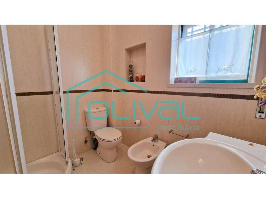 T4 com Arrecadação e Garagem Box no Centro de Benavente - Excelente...-27