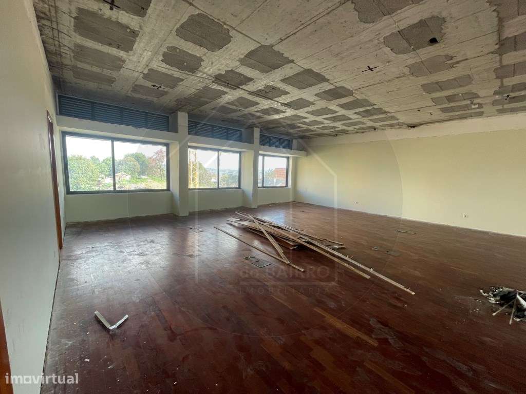 Prédio Urbano no Centro da Maia Potencial para Serviços ou Habitação-13