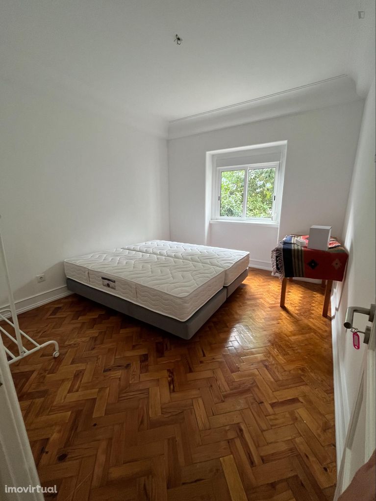 527371 - Quarto com duas camas em apartamento com 5 quartos