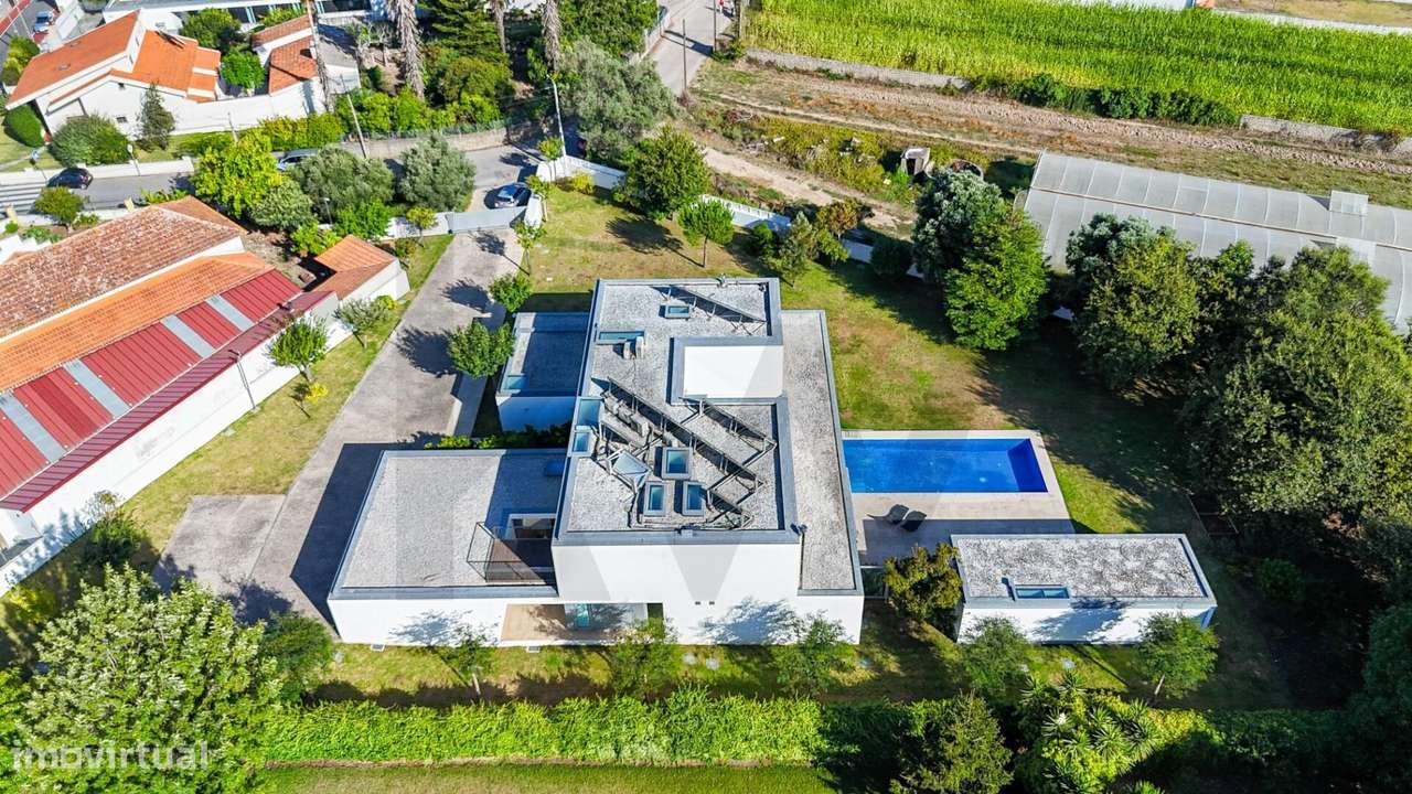 Moradia T5 de Luxo com Piscina e Lote de 2.773 m2-51
