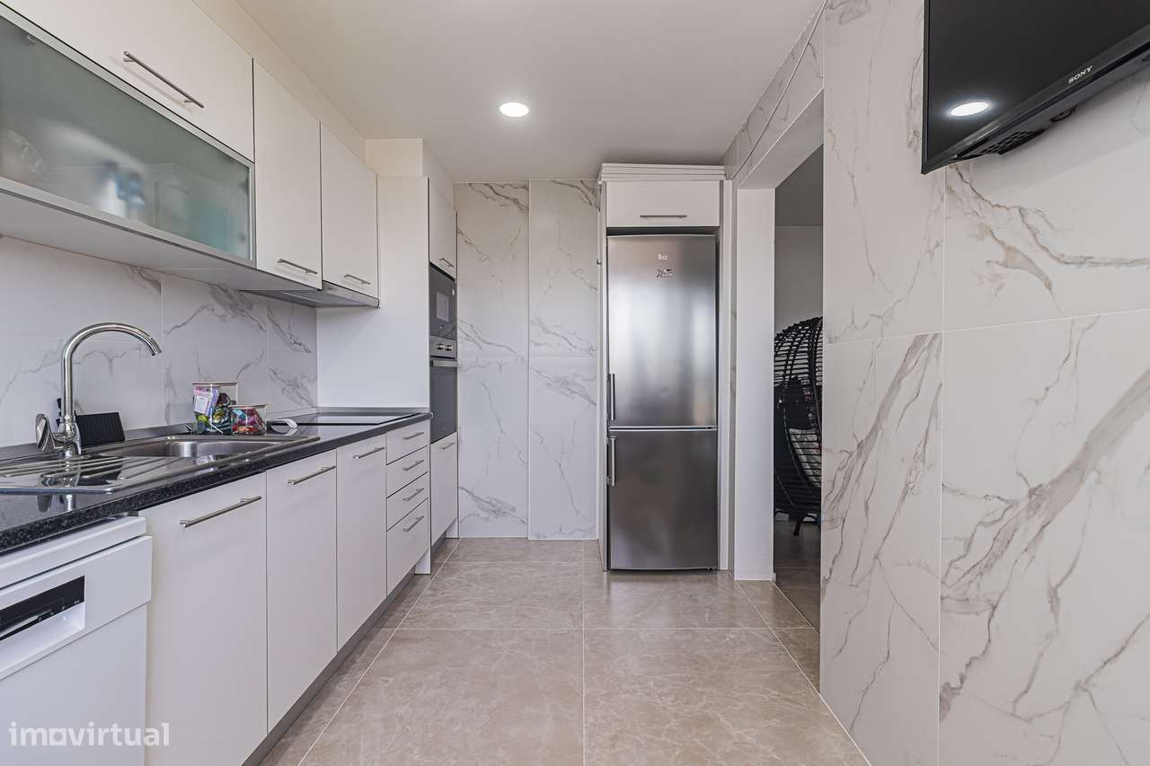 Apartamento T3 remodelado em prédio com elevador, Corroios-9