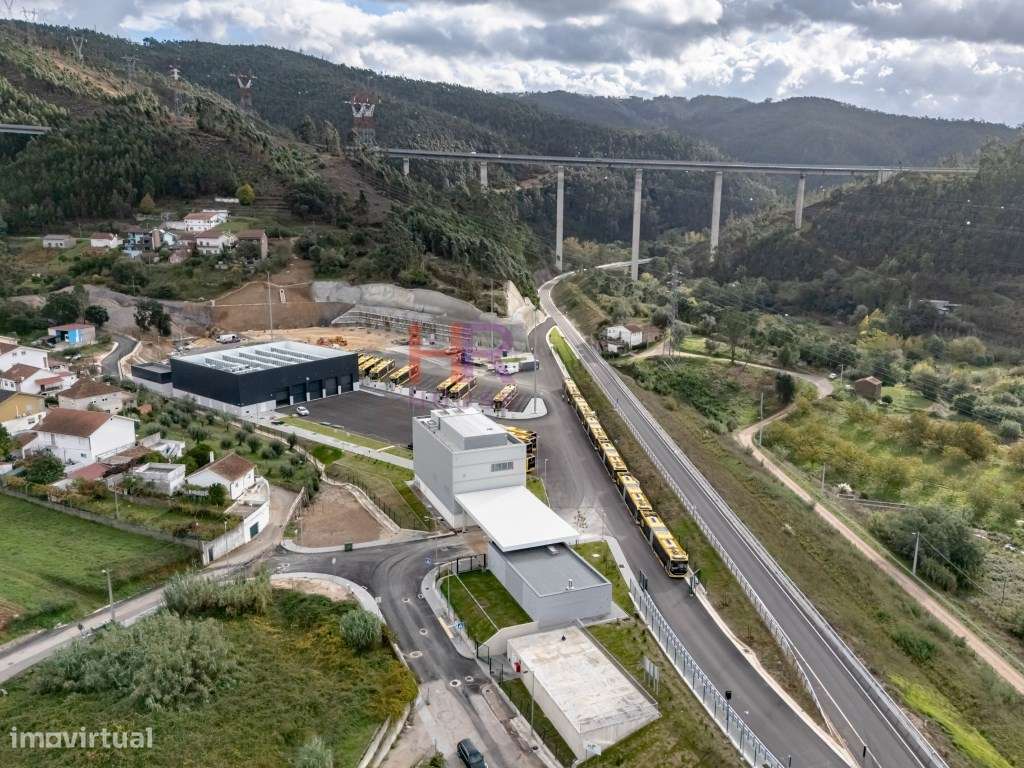 Coimbra, Vende-se Moradia com terreno e jardim.-49