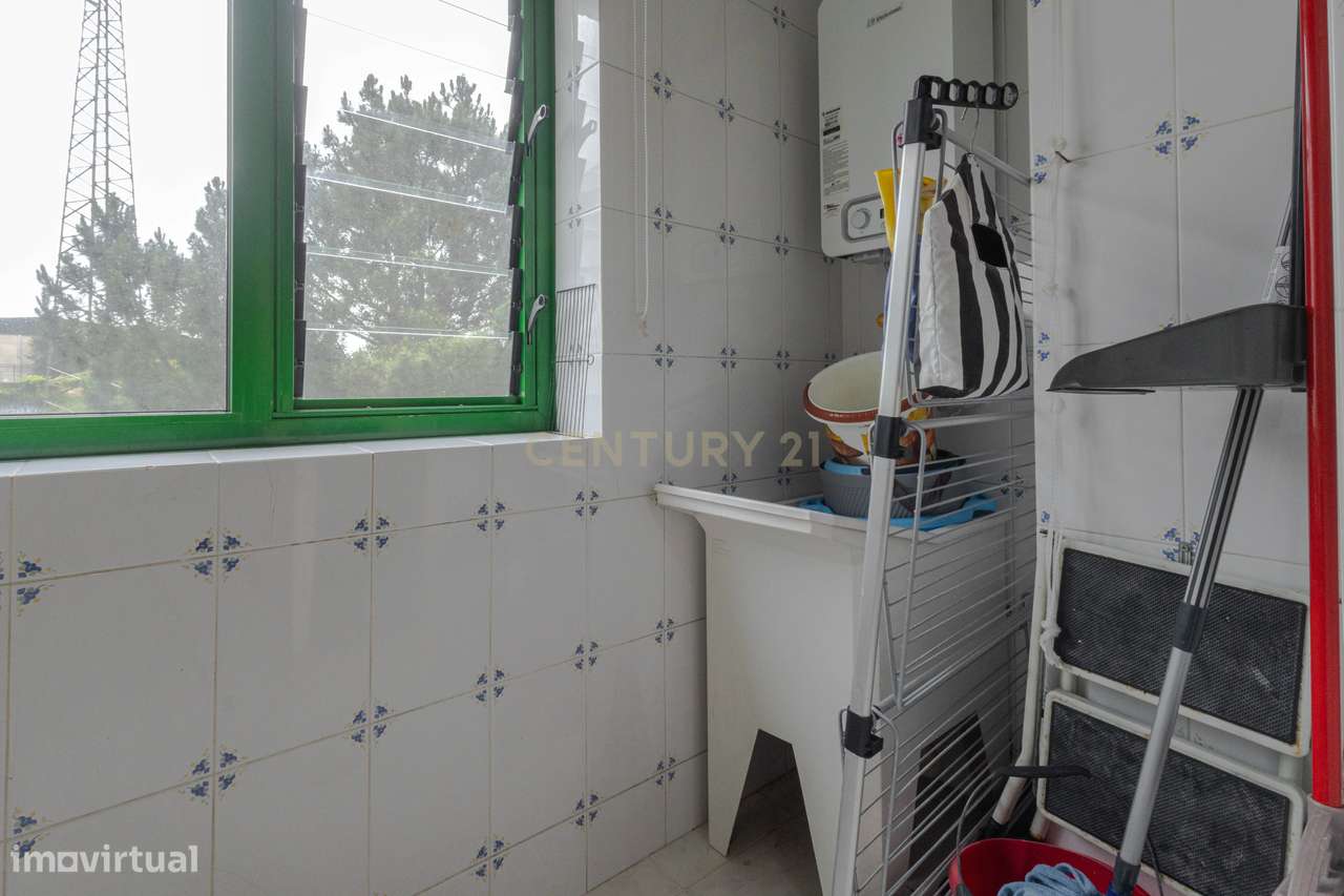 Fantástico Apartamento T2 com Lareira, Varanda e Lugar de Garagem | Fâ-13